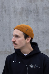 MERINO DOCKER SHORT BEANIE IN MUSTARD