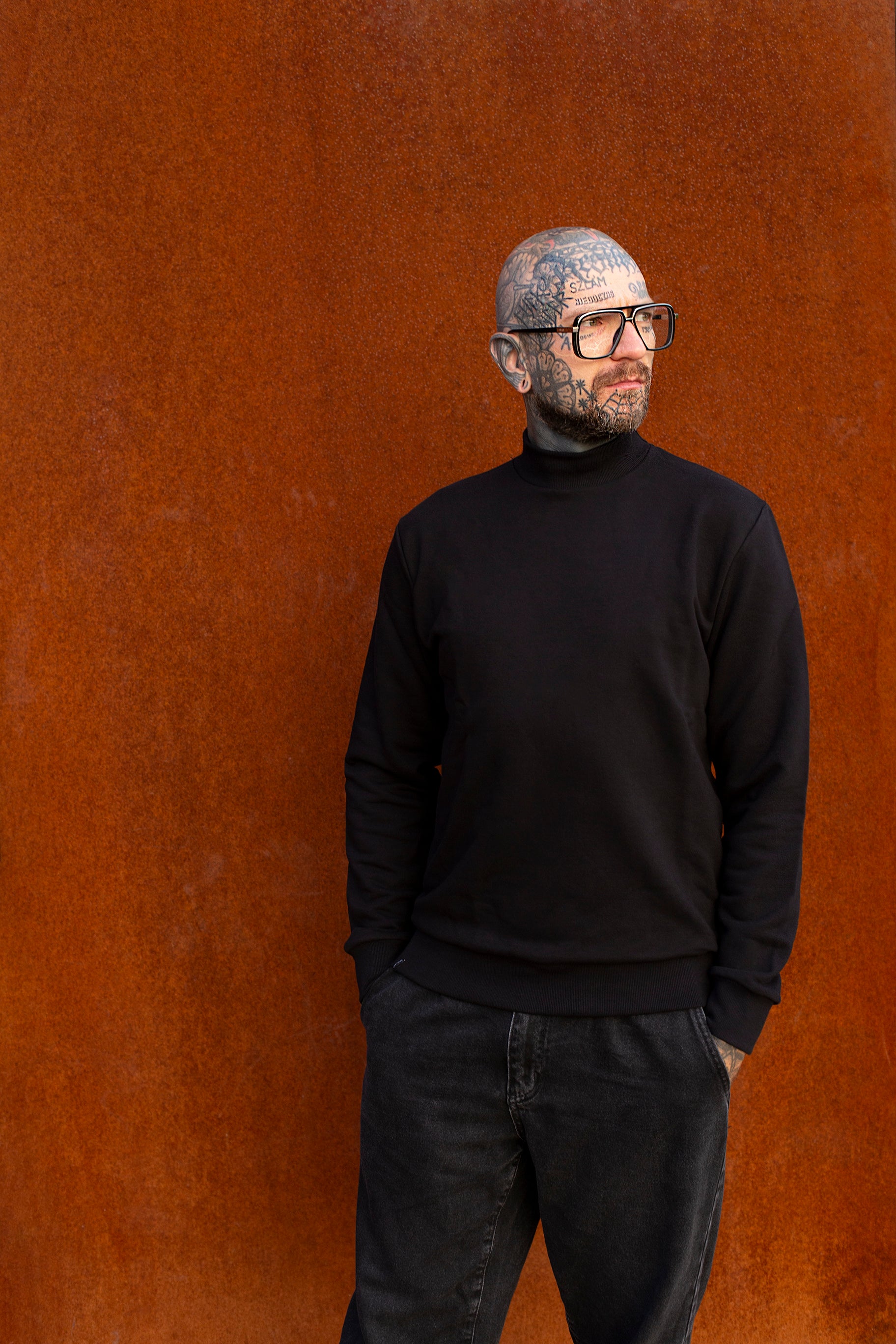 PLAIN COLLAR SWEATER IN JET BLACK