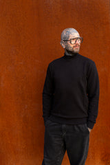 PLAIN COLLAR SWEATER IN JET BLACK