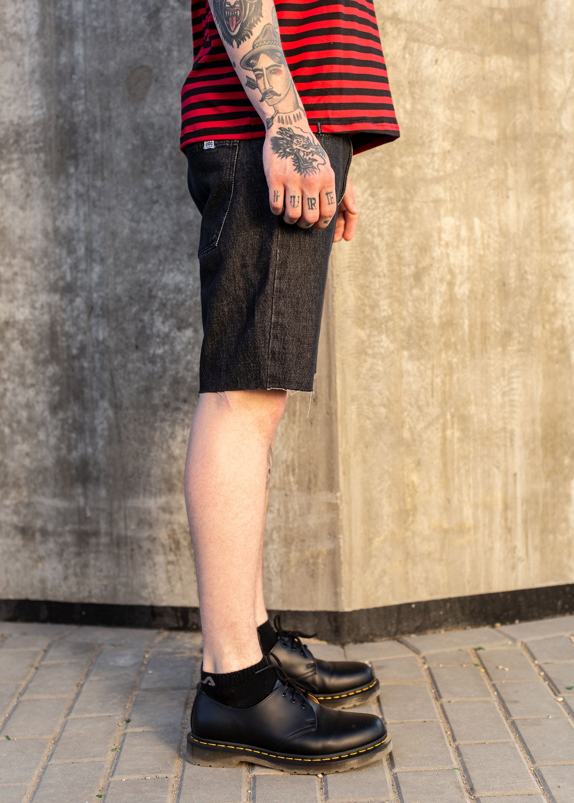DENIM SHORTS IN BLACK