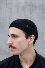 MERINO DOCKER SHORT BEANIE IN BLACK